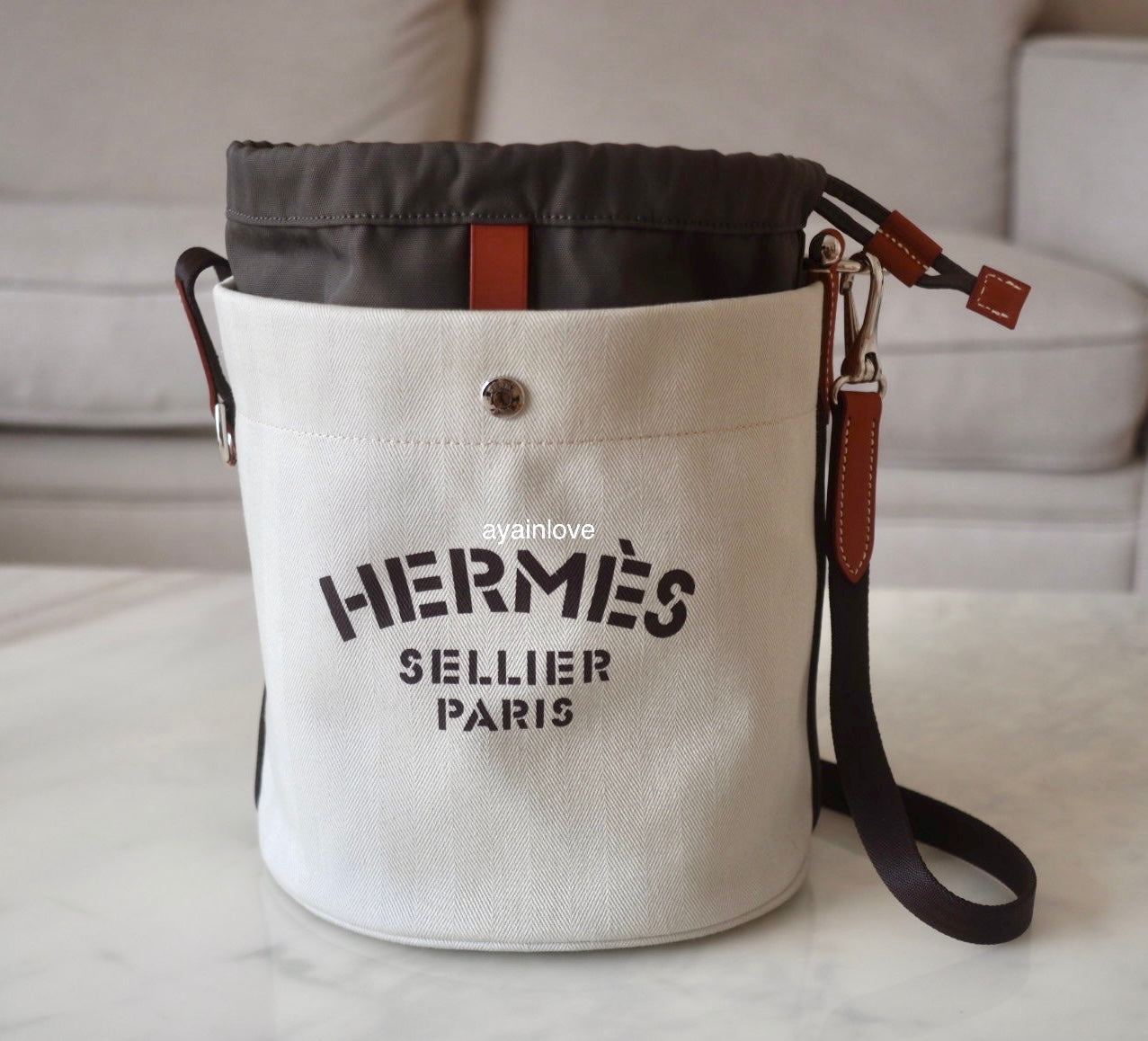 HERMES Sac de Pansage Toile Chevron Craie Gold Bucket Grooming Bag Pal –  AYAINLOVE CURATED LUXURIES