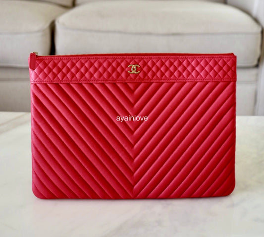 CHANEL Exclusive 17C Cuba Collection Red Caviar Chevron Large O Case Gold Hardware