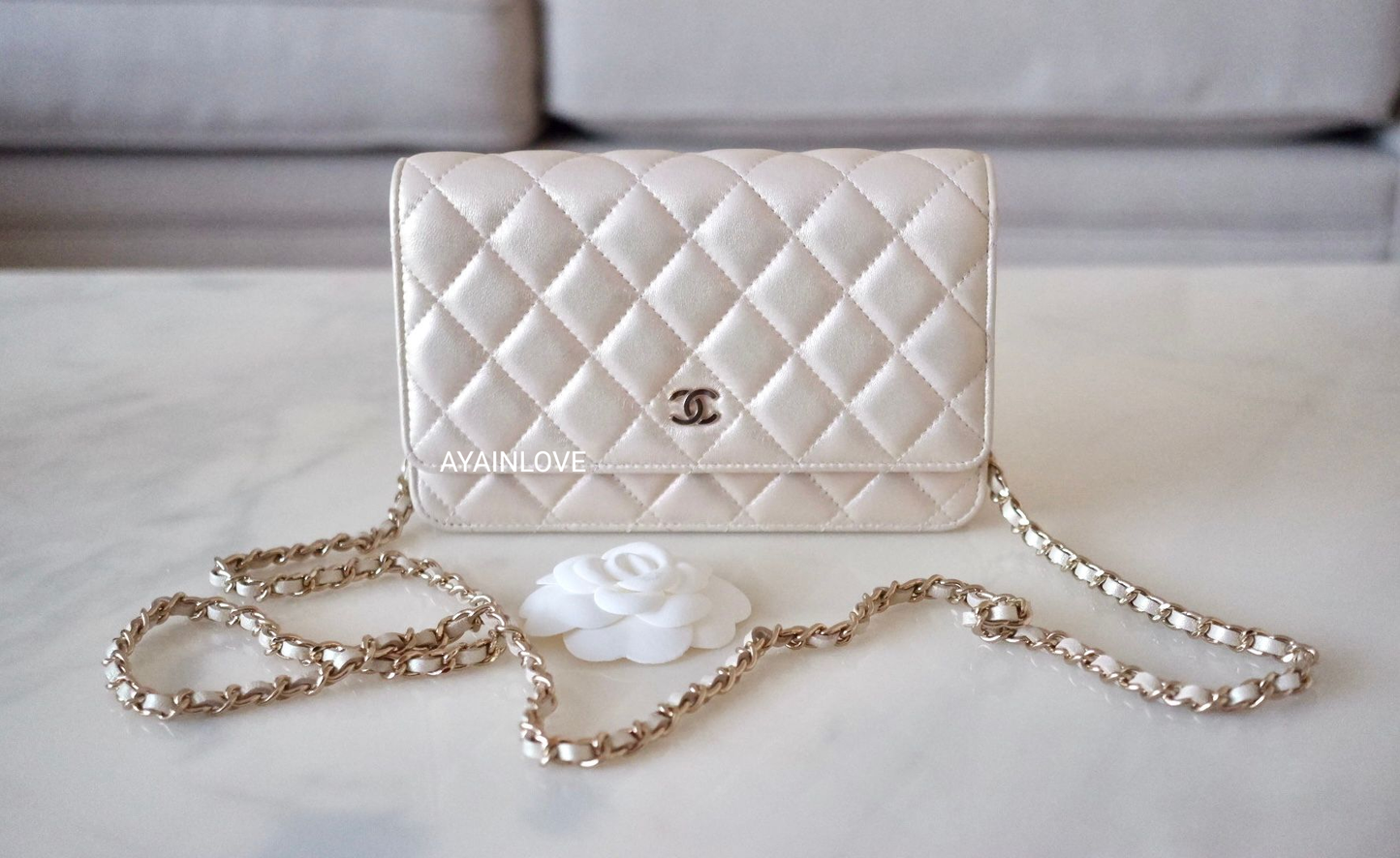 SOLD) genuine (NEW) Chanel iridescent ivory classic card holder