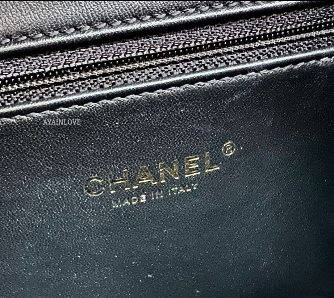 Chanel Classic Black Beige Filigree Medium Vanity Case Light Gold Hardware