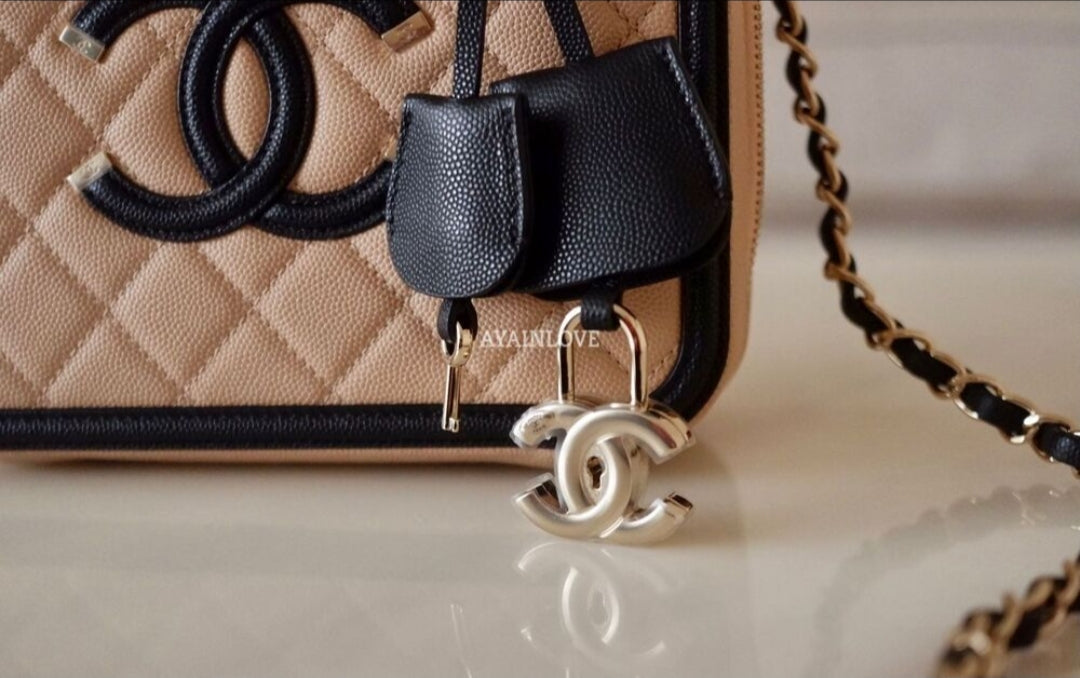 Chanel filigree discount flap beige black