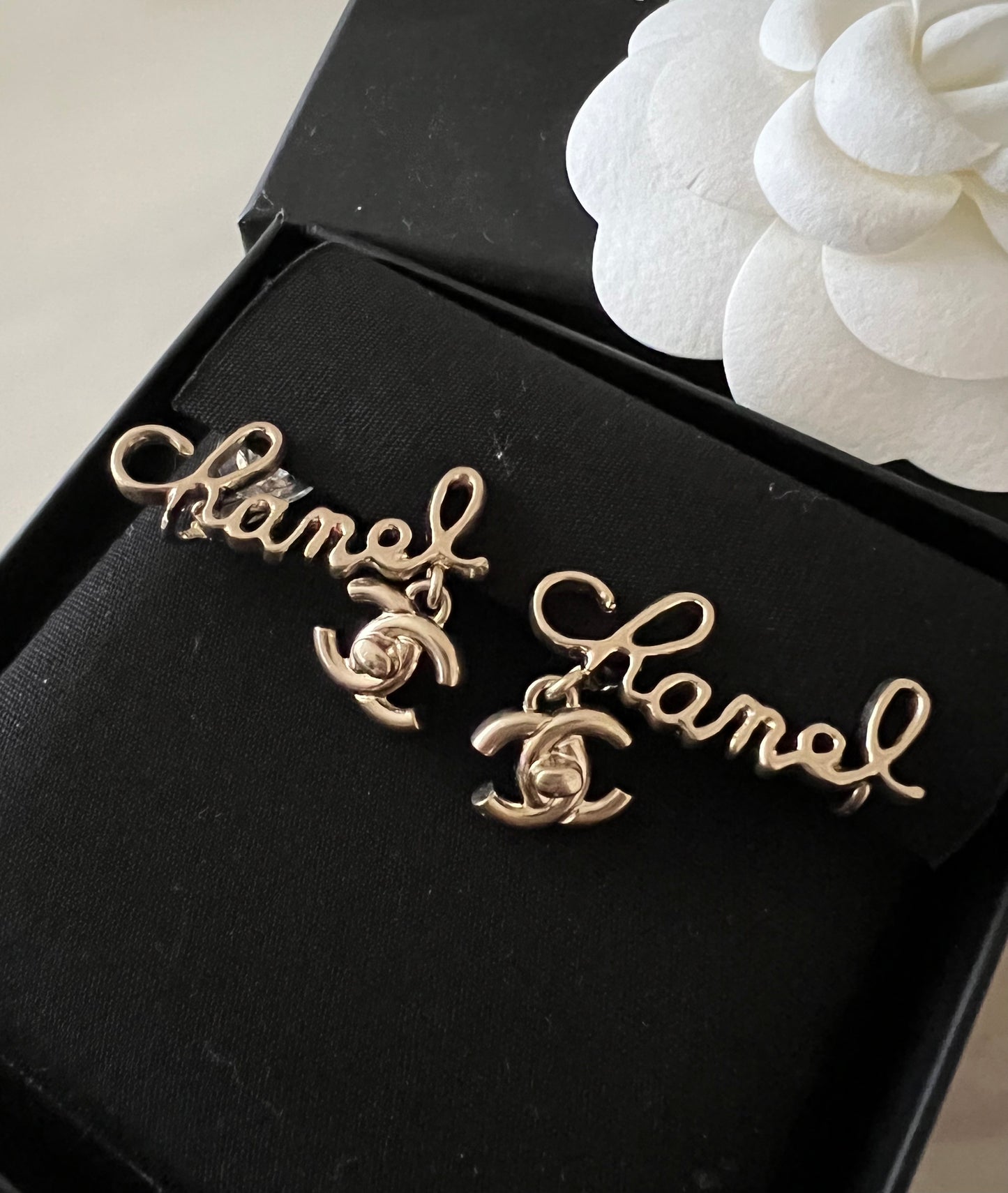 CHANEL 21P Script Dangling CC Turn-Lock Clip-On Earrings Matte Gold Hardware