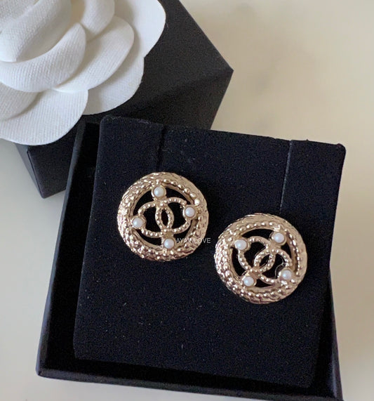 CHANEL 18C Round Pearl CC Earrings Light Gold Hardware